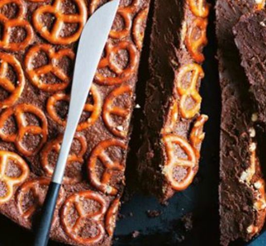 Ukusna i zabavna poslastica: Torta sa crnom čokoladom i perecama
