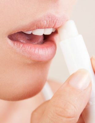 Zašto labela čine da tvoje usne još više ispucaju?