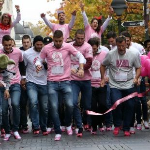 Muškarci na štiklama i ove godine podržali borbu protiv raka dojke