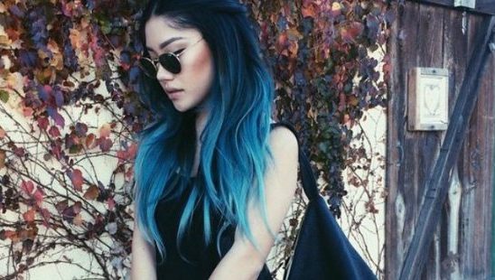 Okean plavi pramenovi u braon kosi – novi hair trend koji si dugo čekala!