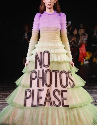 Meme haljine, 80-e i Naomi Kembel: Highlight momenti couture revija u Parizu