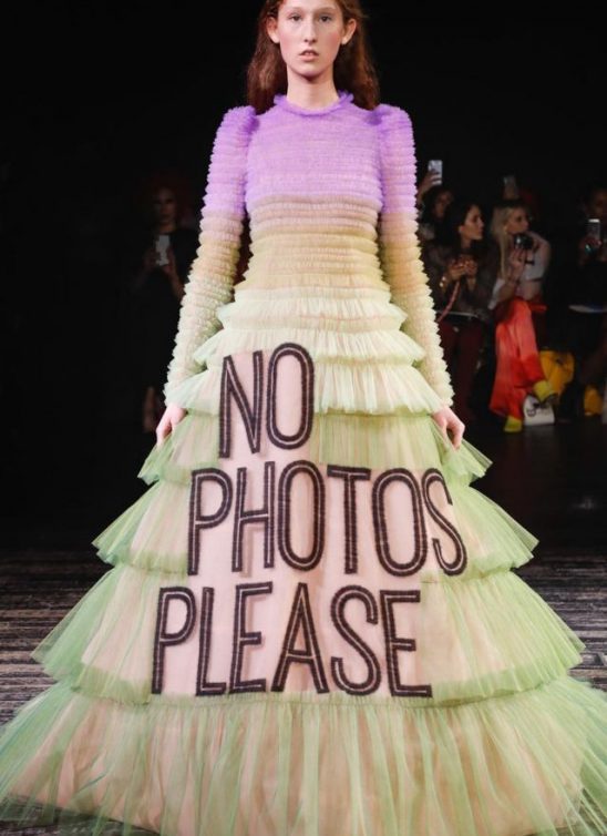 Meme haljine, 80-e i Naomi Kembel: Highlight momenti couture revija u Parizu