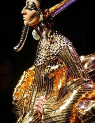 Modna retrospektiva: Priče koje se kriju iza svake Dior Couture kolekcije Johna Galliana
