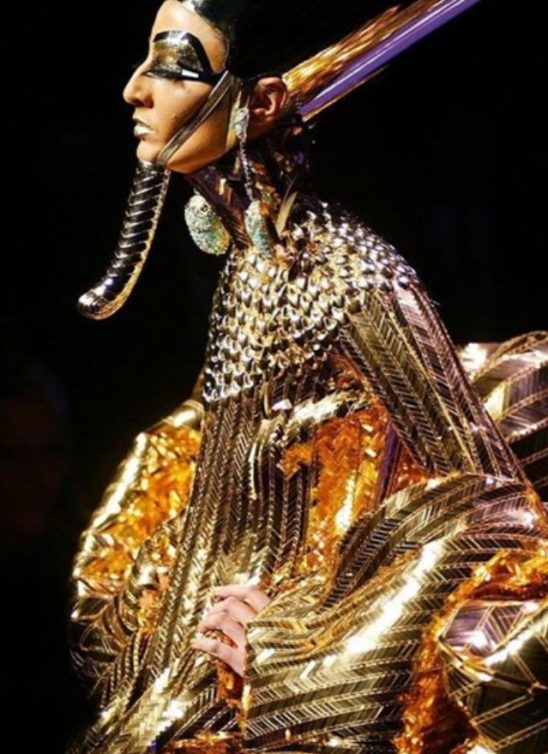 Modna retrospektiva: Priče koje se kriju iza svake Dior Couture kolekcije Johna Galliana