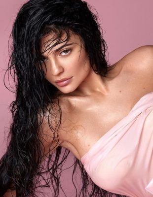 Najmlađa milijarderka, Kylie Jenner, prodala udeo u svojoj kompaniji Kylie Cosmetics