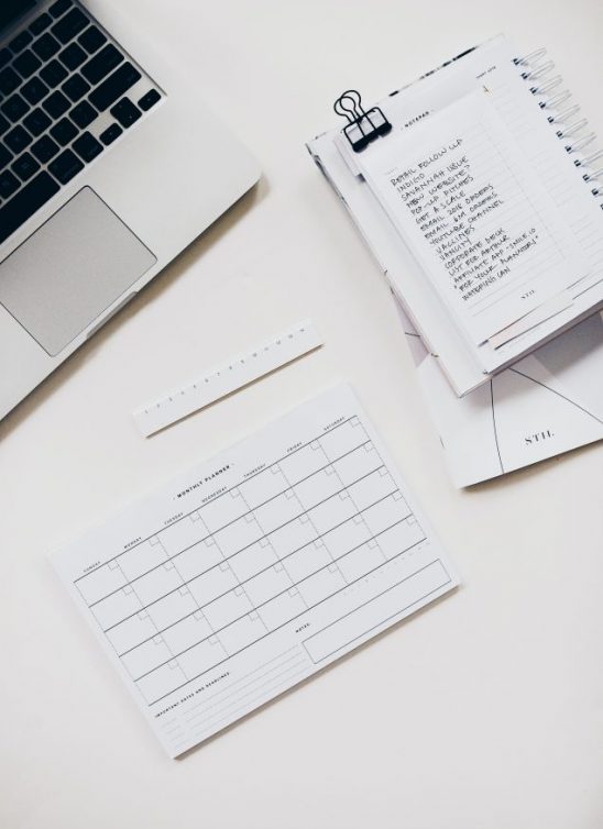 Kako da ostaneš organizovana na poslu (bez obzira na to da li si u kancelariji ili u svojoj dnevnoj sobi)