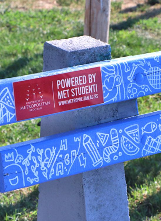 Letnje umetničko osveženje – MET klupe na šetalištu 25. maj