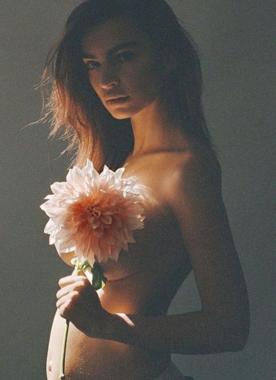 Jesenji outfiti za trudnice inspirisani manekenkom Emily Ratajkowski