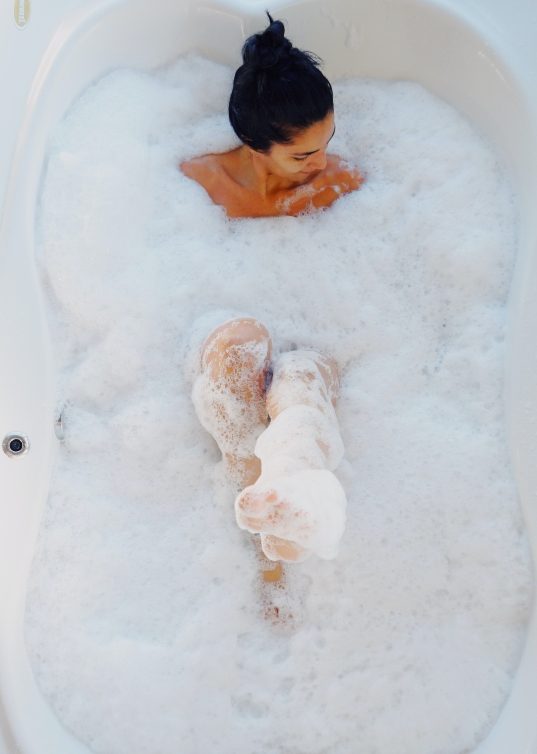 Saveti za negu kože pre i posle tuširanja: kako da vam noge budu glatke