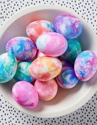 Kako da obojite uskršnja jaja u peni za brijanje, i još 3 kreativna načina za farbanje