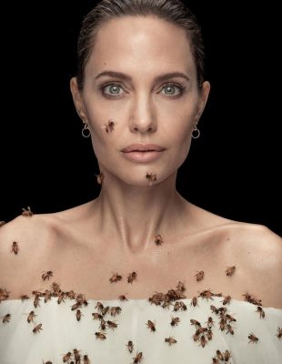 Angelina Jolie se fotografisala prekrivena pčelama – šta nam to poručuje poznata glumica?