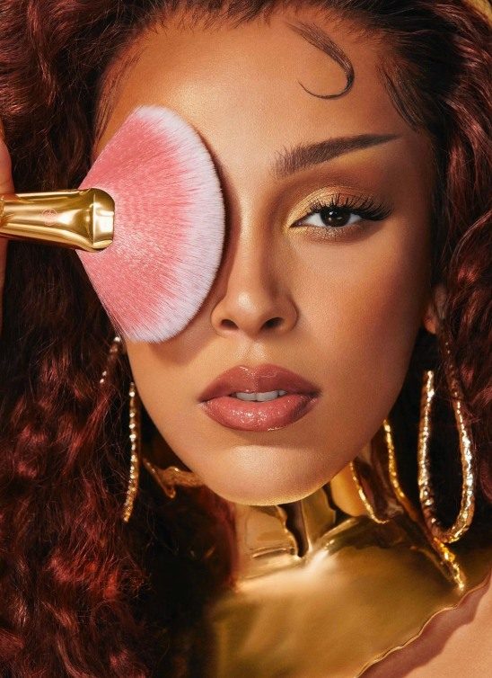 Muzičarka Doja Cat lansirala je svoju liniju šminke za BH cosmetics