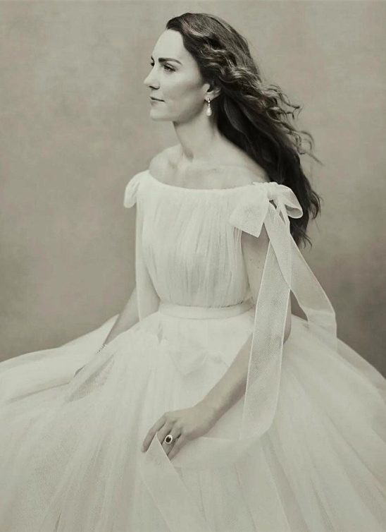 Oda vojvotkinji od Kembridža – Kate Middleton je svoj 40. rođendan ovekovečila u haljini Alexandra McQueena