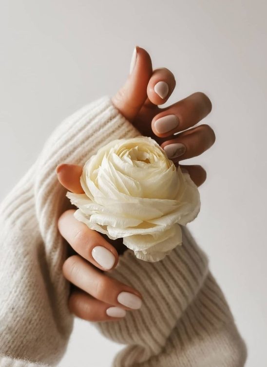 Ne mogu da odgovorim na poruku, lakiram nokte – trend jednobojnog manikira