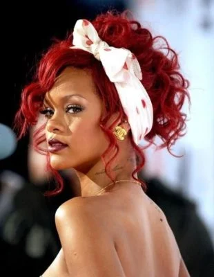 Rihanna izgleda odlično sa bilo kojom frizurom, a evo koje njene stilove treba da rekreirate