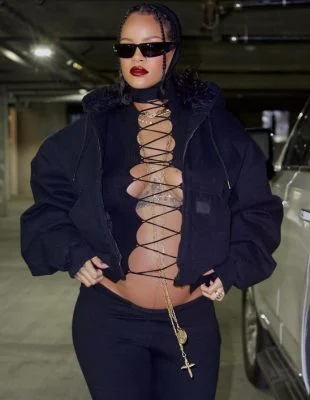 Rihanna potpuno menja koncept “odeće za trudnice” – izdvajamo njene dosad najbolje odevne kombinacije