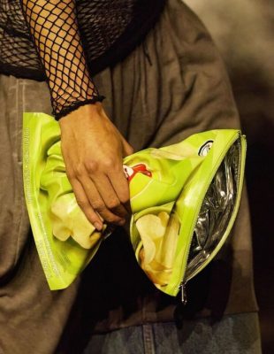 Balenciaga Lay’s chips torba – da li je moda zaista otišla predaleko?
