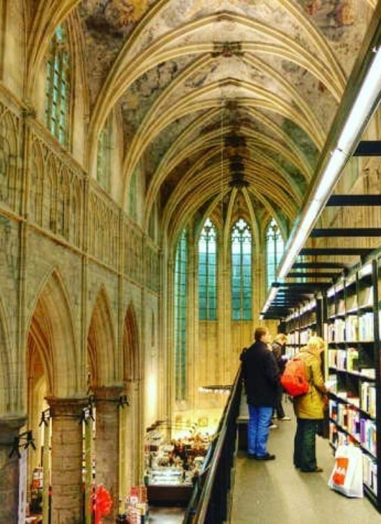 Neobični enterijer katedrale pretvorene u knjižaru