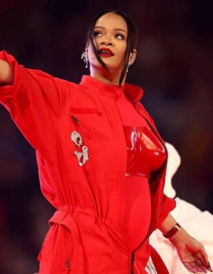Rihanna otkrila stomak na spektakularnom nastupu na Super Bowlu, a mi vam otkrivamo detalje