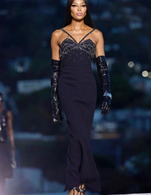 Naomi Campbell na Versace reviji očitala modnu lekciju mlađim koleginicama