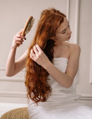 Zašto je obavezno da čistite četke i aparate za kosu
