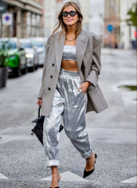 Disco moda: Kako da zablistate u metalik-srebrnoj odeći gde god da idete