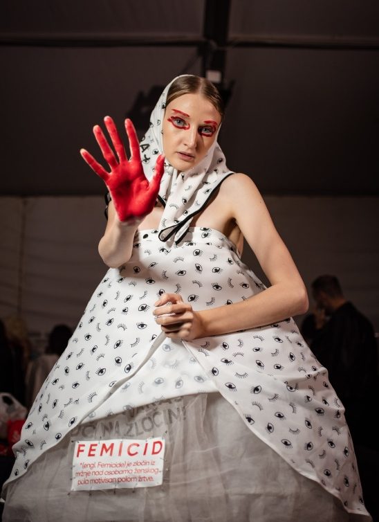 Aktivizam na pisti Beogradske nedelje mode – revija u znaku sećanja na žrtve nasilja