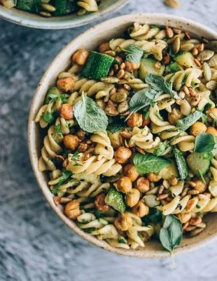 3 jednostavna veganska recepta za hranljive salate sa testeninom