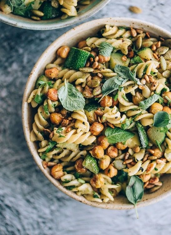 3 jednostavna veganska recepta za hranljive salate sa testeninom