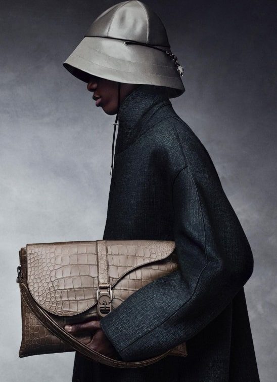 WNB Latest: Dior je debitovao “Pillow bag” u kolekciji za jesen/zimu 2023.