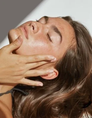 Vitamin C za negu kože lica: Koji su benefiti ovog čudotvornog sastojka?