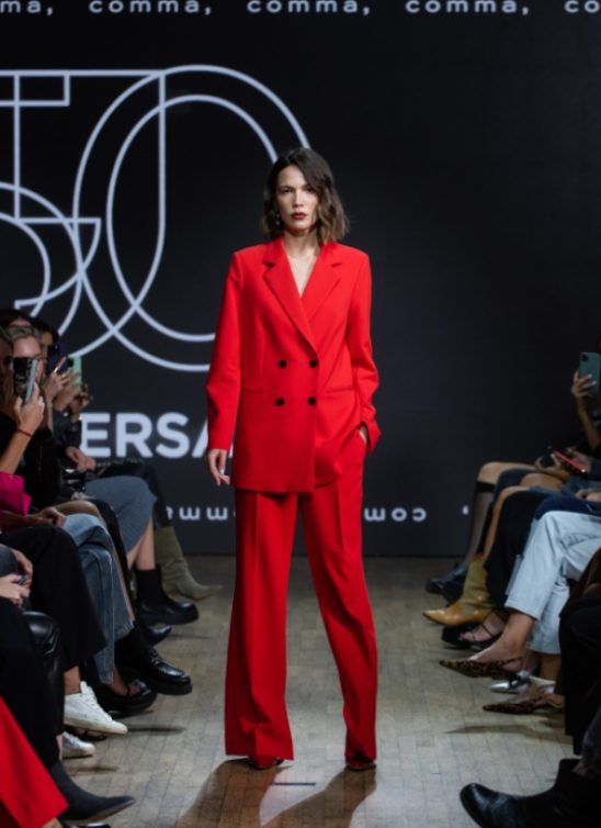 Comma spektakularnom revijom proslavila 50 godina stvaranja mode za snažne žene