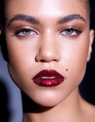 Glitter karmin – najpopularniji praznični makeup koji ove sezone biraju sve “it” devojke