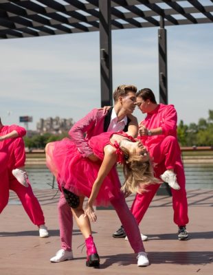 Održan Flash Mob Dance – regionalni plesači i influenseri zaplesali na platou ispred Galerije