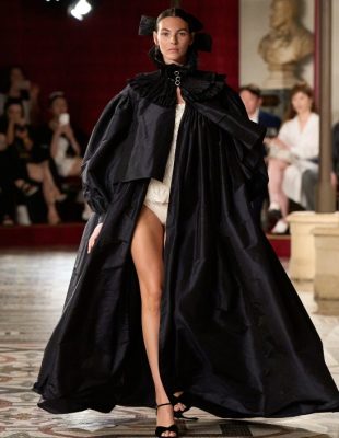 Nedelja visoke mode u Parizu: Opera kao inspiracija za Chanel, a biseri za Armani reviju