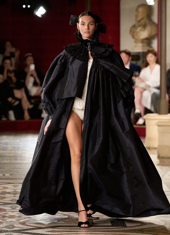 Nedelja visoke mode u Parizu: Opera kao inspiracija za Chanel, a biseri za Armani reviju