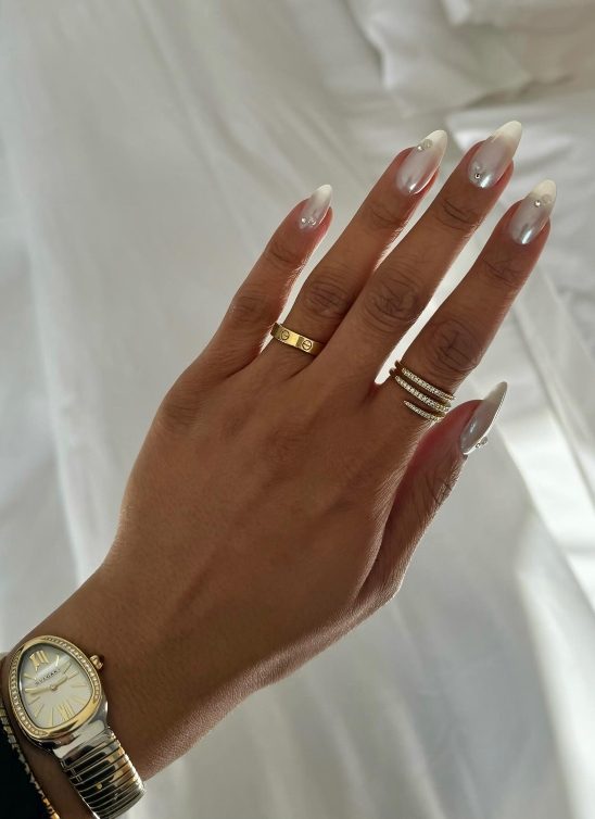 12 ideja za beli manikir koji ćete uživati da nosite ovog leta