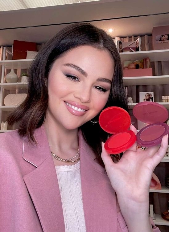 Selena Gomez pokazala najbolji način za nanošenje novog Rare Beauty rumenila
