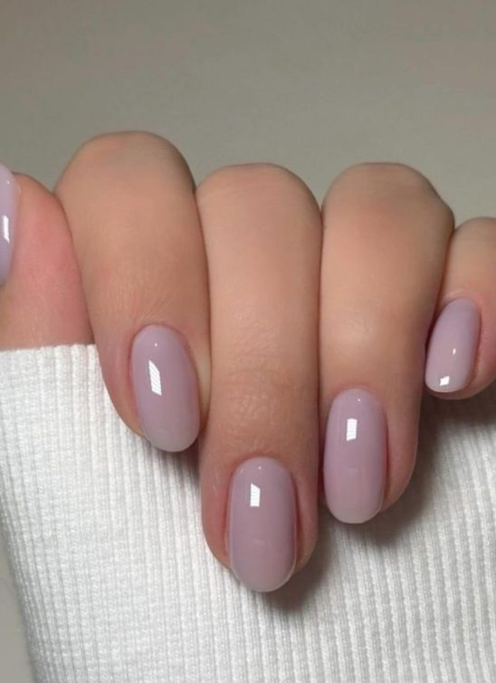 Lavanda mlečni nokti su prolećni trend manikira koji osvaja, a evo kako ćemo ga nositi