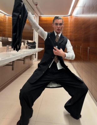 “Kat from Finance” profil na Instagramu je naša inspiracija za poslovni look