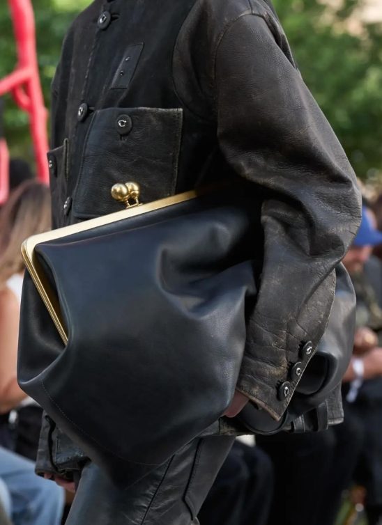 Ovog proleća nosimo (pre)velike clutch torbe, a evo i zašto