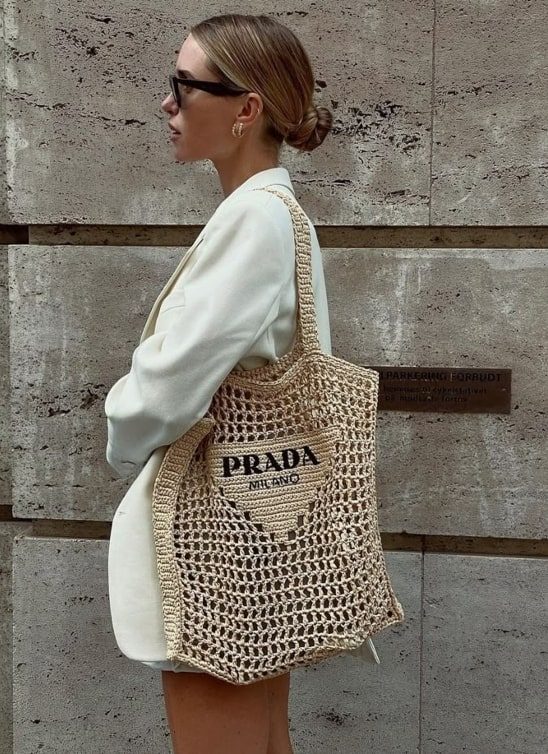 Rafija aksesoari su nezaobilazni letnji detalj – evo kako da ih nosite