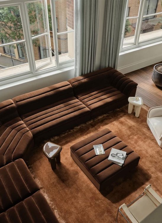 Čokoladno braon enterijeri su naša nova opsesija, a evo i zašto