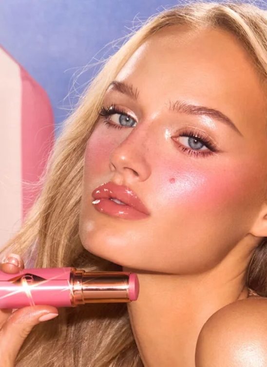 Novo Charlotte Tilbury rumenilo u stiku je idealno za vas – ako ste stalno u pokretu