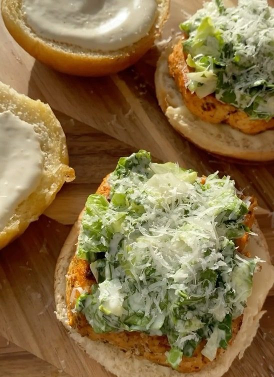 Imamo recept za najukusniji Cezar sendvič sa parmezanom i belim lukom