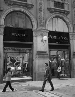 Versace u rukama modnog giganta: Prada preuzela brend, a ovo su detalji