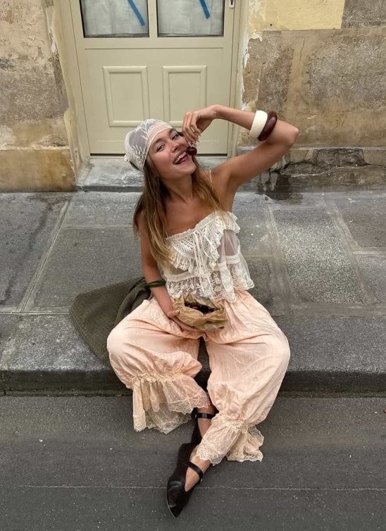 Retro mikro-trendovi za 2025 koji su viralni: Od “bandage” haljina do saronga