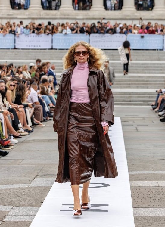 Topshop je najavio povratak brenda revijom u Londonu, kao i saradnjom sa Carom Delevigne