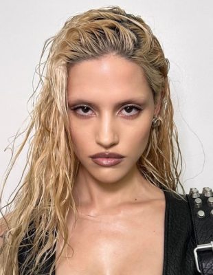 TikTok kaže da je sada “in” izgledati umorno, a to dokazuje “Tired Girl” makeup trend