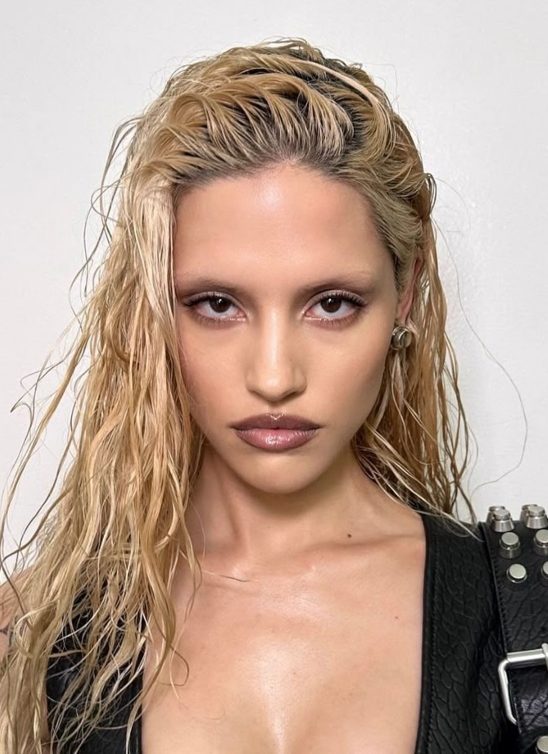 TikTok kaže da je sada “in” izgledati umorno, a to dokazuje “Tired Girl” makeup trend